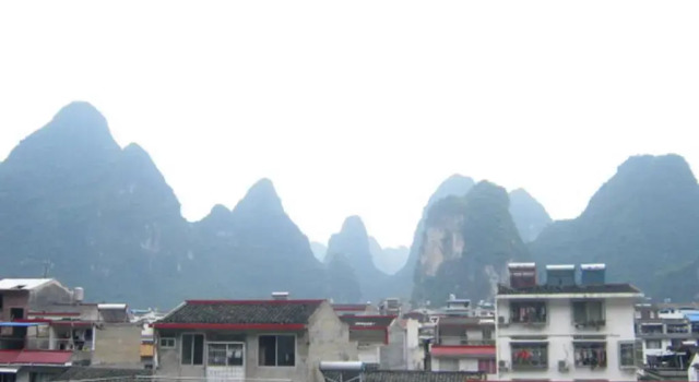 Кровать в общем номере Yangshuo Culture House