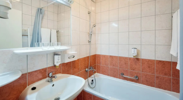 Четырёхместный номер Standard с балконом и с видом на город Hunguest Hotel Freya
