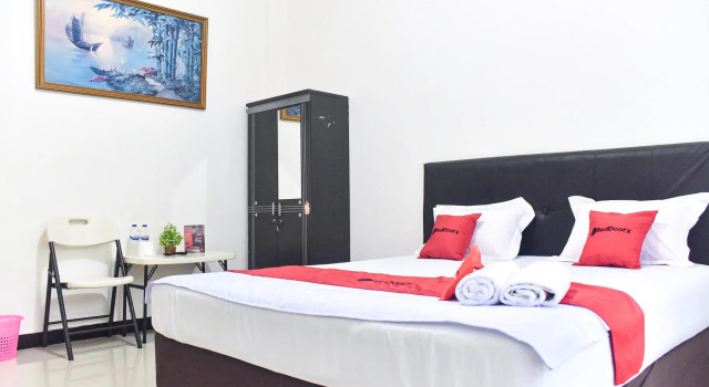 RedDoorz near Sultan Hasanuddin Airport 2 Makassar, Book Guesthouse Hotels in Sulawesi with Parking, Parking