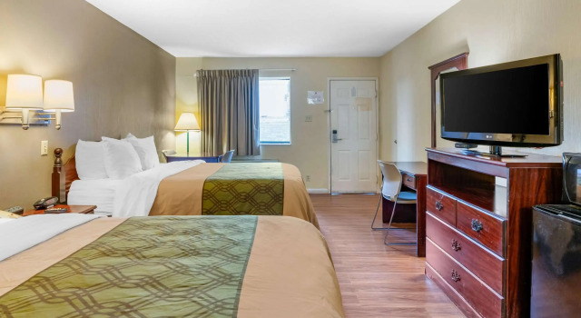 Четырёхместный номер Standard Econo Lodge Inn & Suites Southeast