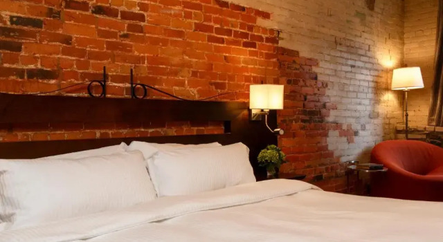 Двухместный номер Deluxe with St. Paul Street View Auberge du Vieux Port by Gray Collection