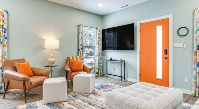 Chic Sobro Charmer w/ Covered Porch!, จอง บ้านพักตากอากาศ อินเดียแนโพลิส Indiana