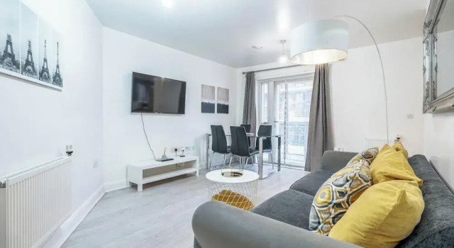 Luxury Central London Balcony 1-bed Apt w/ Parking, Забронировать Отель Отели Лондона 3 звезды, рядом с Станция метро Surrey Quays, 3*