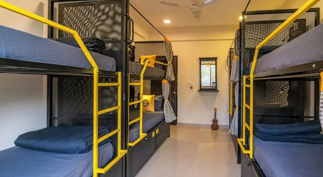 Кровать в общем номере с балконом The Hosteller Goa, Candolim