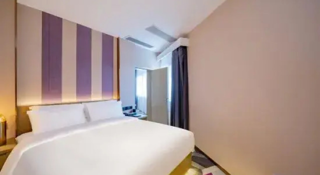 Двухместный люкс Deluxe Lavande Hotel (Zhuhai Gongbei Lovers Road Jida Branch)