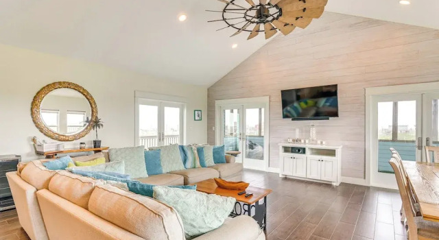 Canal-front Coastal Getaway in Gilchrist w/ Deck, Rezerwuj Dom wakacyjny Gilchrist Houston