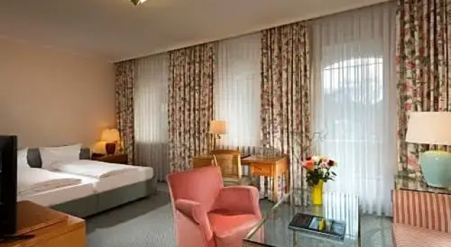 Номер Superior с балконом Wyndham Grand Bad Reichenhall Axelmannstein