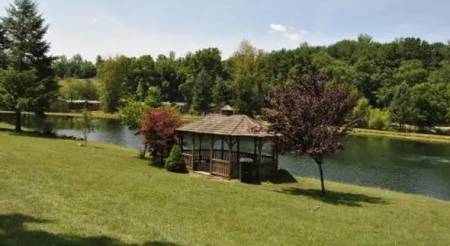 Robin Hill Camping Resort Two-Bedroom Cottage 6, Забронировать Кемпинг Отели Вест-Рединга с бассейном, Бассейн