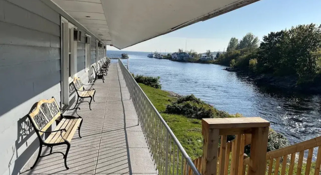Четырёхместный номер Standard с видом на реку Old Mill Motel