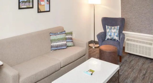 Двухместный люкс c 1 комнатой Four Points by Sheraton Fayetteville Fort Bragg