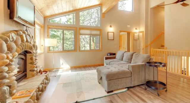Near Ski Resorts & Trails: Truckee Home w/ Hot Tub, Забронировать Дом для отпуска Траки Скво-Вэлли, рядом с Поле для гольфа Coyote Moon
