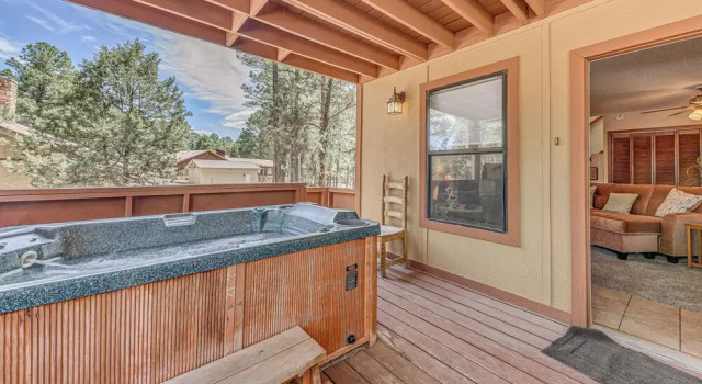 Condo w/ Hot Tub ~ 4 Miles to Ruidoso Winter Park!