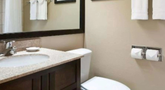 Четырёхместный номер Standard Best Western Ramkota Hotel