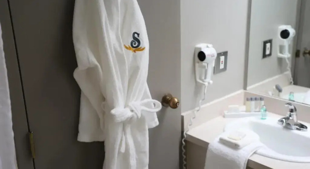 Четырёхместный номер Standard Travelodge by Wyndham Grande Prairie