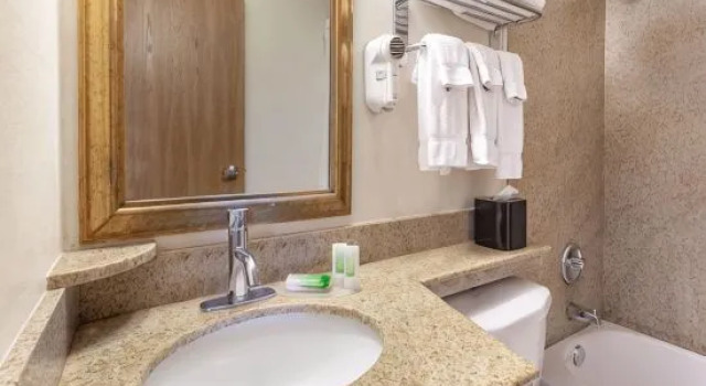 Четырёхместный номер Deluxe AmericInn by Wyndham Willmar