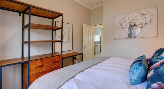 Out Of Bounds Self-Catering Lodge, Book Hotel George Central George