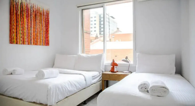 Luxury Spacious 2 Bedroom Fitzroy Apartment, Забронировать Апартаменты/квартира Отели Мельбурна с парковкой, рядом с The Butterfly Club, Парковка
