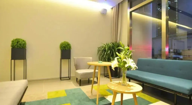 Home Inn Plus (Kunming Tongde Square Wanhong Road), Rezerwuj Hotel Hotele w Kunming z parkingiem, Parking