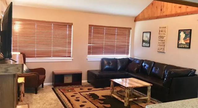 Dog Friendly Sans Souci Cabin with Hot Tub by AAA Red Lodge Rentals, Book Hotel Hoteller i Red Lodge med parkering, Parkering