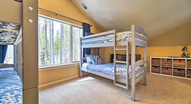 Коттедж Great for Groups: Soda Springs Cabin w/ Deck!