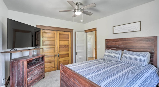 Charming Downtown Fruita Home: Hike & Explore, Забронировать Дом для отпуска Отели Фрута с парковкой, рядом с Colorado Canyons Hospital &amp; Medical Center, Парковка