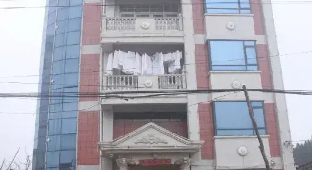 Jiujiulou Apartment, Rezerwuj Apartament Hotele w Qujing z parkingiem, Parking