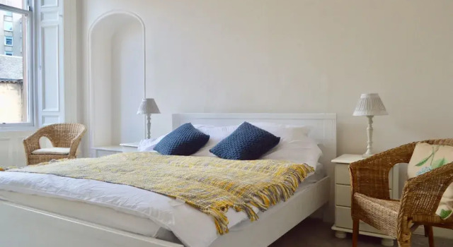 Spacious 3 Bedroom West End Flat, Забронировать Отель Отели Эдинбурга 3 звезды, рядом с Dean Village, 3*