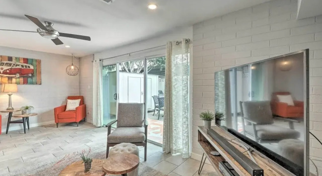 Chic Scottsdale Home w/ Balcony, Walk to Old Town!, Забронировать Апартаменты/квартира Отели Скотсдейл с парковкой, Парковка