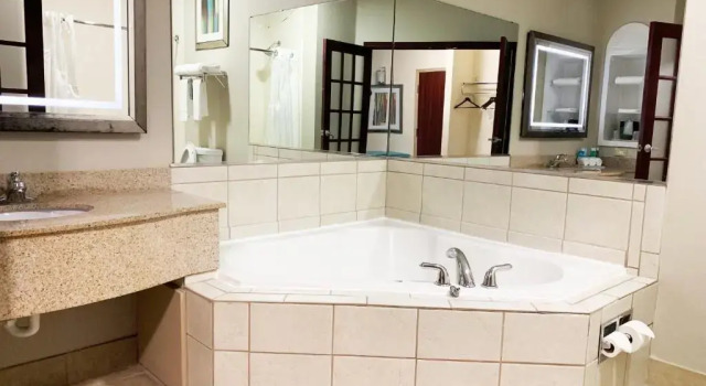 Люкс Holiday Inn Express Hotel & Suites Gainesville by IHG