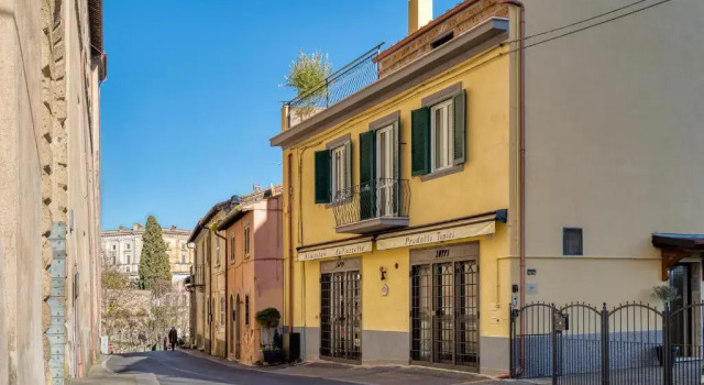 Casa Checca appartamenti per vacanze, Book Hotel Hoteller i Caprarola med parkering, Parkering
