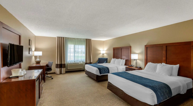 Четырёхместный номер Standard Comfort Inn & Suites Jackson - West Bend
