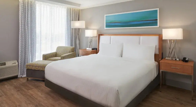 Двухместный люкс DoubleTree by Hilton Miami North I-95