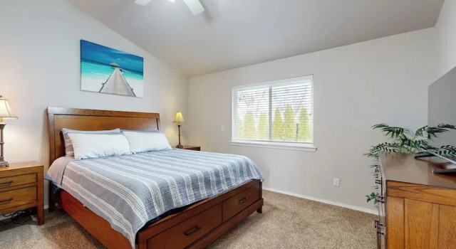 Tranquil Redmond Retreat: Relax & Explore Outdoors, Book Feriehus Villaer i Redmond, Villa