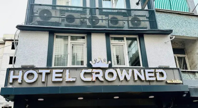 Отель Crowned Exclusive