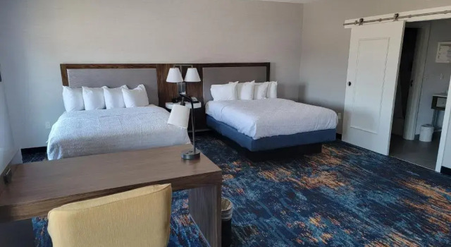 Четырёхместный люкс Hampton Inn & Suites Erie Bayfront