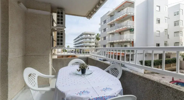 Апартаменты Estornell With 2 Bedrooms and 1 Bathrooms