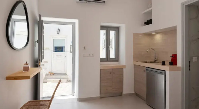 M M Parikia s Oldtown Studio, Забронировать Дом для отпуска Коттеджи Парикия, рядом с Archaeological Museum of Paros, Коттедж