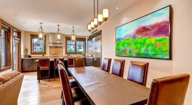 Коттедж с балконом Spacious 4 Bedroom Vacation Rental in Convenient Location with Scenic Views, Pool, Hot Tub