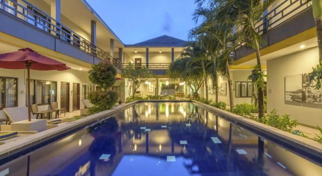 Кровать в общем номере Palloma Hotel Kuta