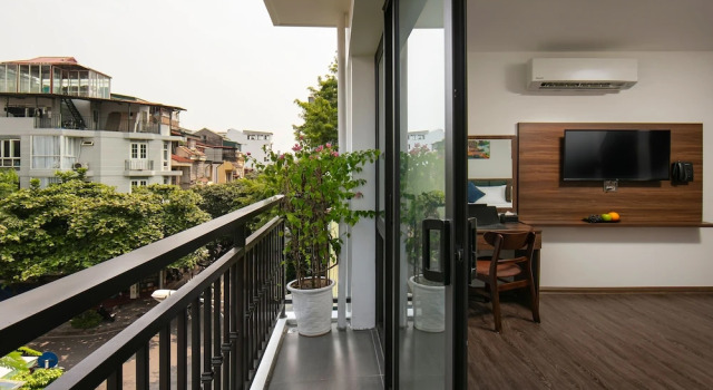 Полулюкс с балконом и с видом на улицу Hanoi Vacanza Premier Hotel