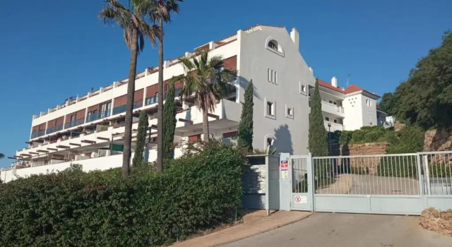 Luxury apartment with sea views in golf area.