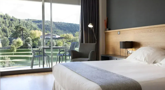 Номер Deluxe с балконом Hotel Món Sant Benet