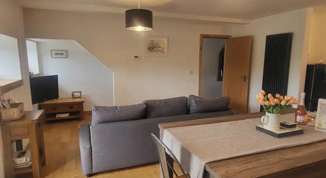 Cottage Sleeps 5 With Hot Tub and Parking