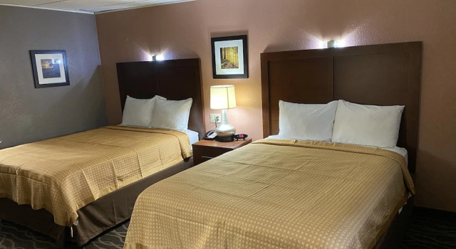 Четырёхместный люкс Economy Inn North Randall