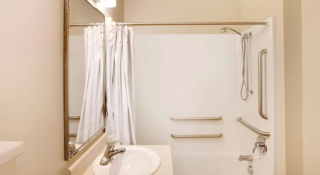 Четырёхместный номер Standard WoodSpring Suites Lebanon