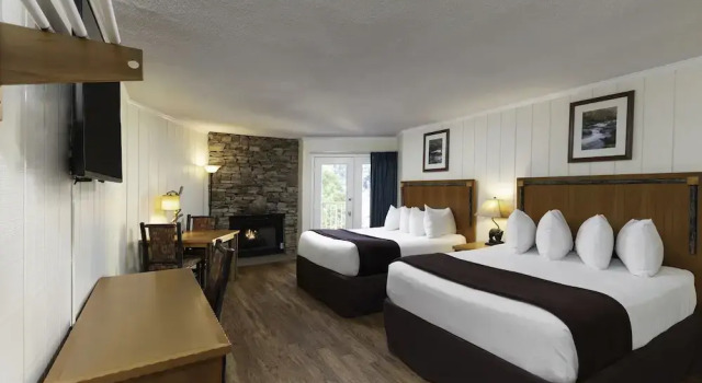 Четырёхместный номер Standard с балконом и с видом на реку River Terrace Resort & Convention Center