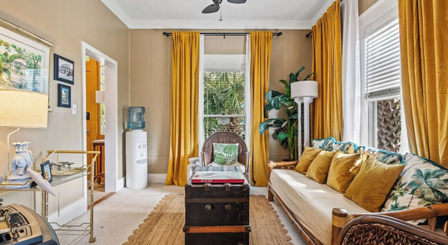 Люкс с видом на внутренний двор Old Carrabelle Hotel Captains Quarters Suite