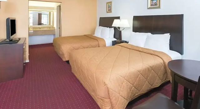 Четырёхместный люкс Deluxe Days Inn by Wyndham Newport OR