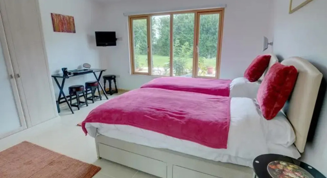 Beautiful, Bright Barn Conversion With Stunning Views of Natural Surroundings, Near Canterbury