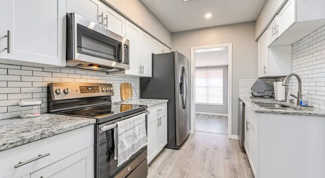 Коттедж 3 Mi to Venice Beach: Pet-friendly Home w/ Yard